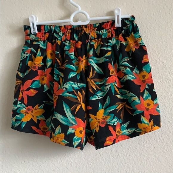 🌼3/$15🌼 Tropical print shorts - Picture 1 of 4